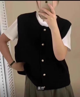 Sanfte Strickweste mit Rundhalsausschnitt und schmaler Passform