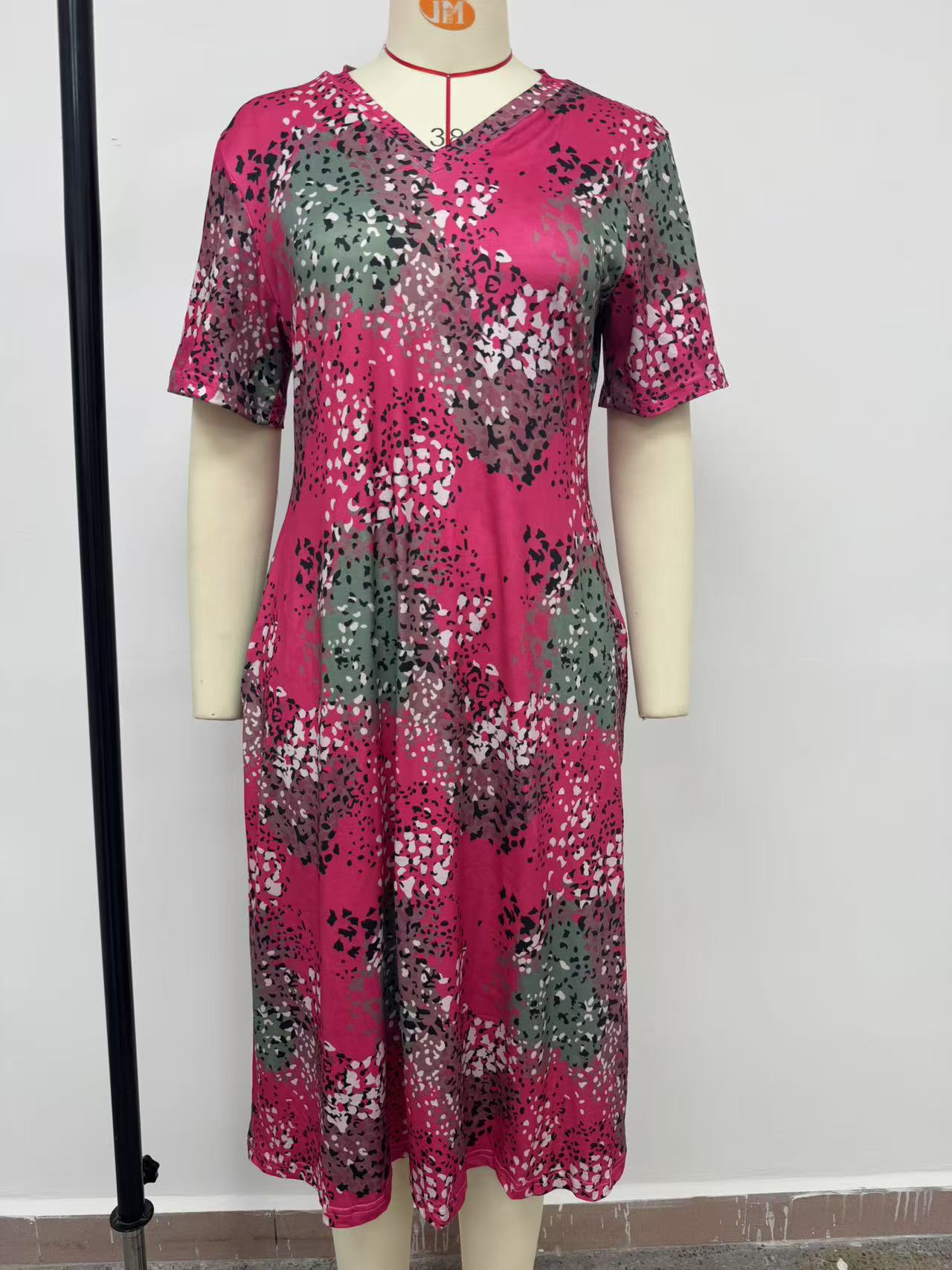 Kleid mit V-Ausschnitt und Retro-Print