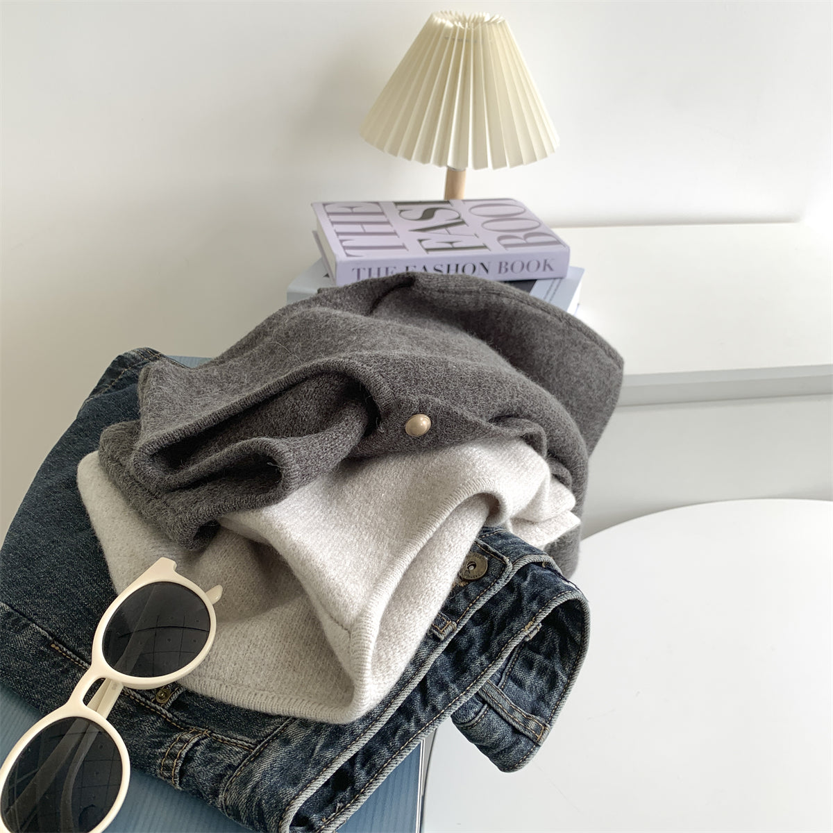 Sanfte Strickweste mit Rundhalsausschnitt und schmaler Passform