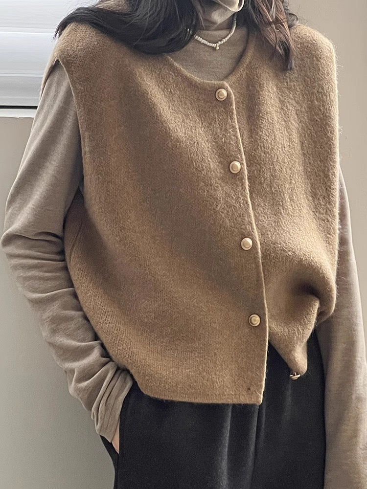 Sanfte Strickweste mit Rundhalsausschnitt und schmaler Passform