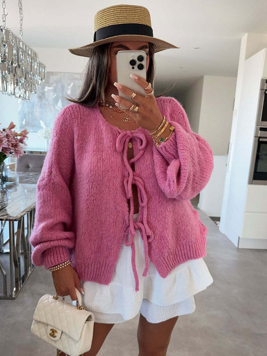 Einfache Strickjacke mit Rundhalsausschnitt für den Weg zum Arbeitsplatz