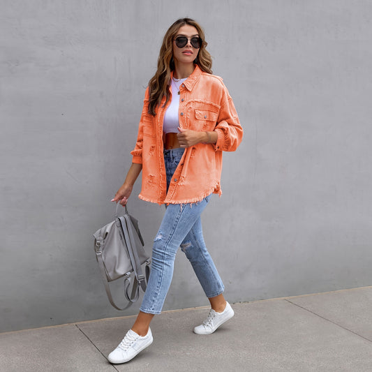 Locker sitzende zerrissene Jeansjacke mit langen Ärmeln