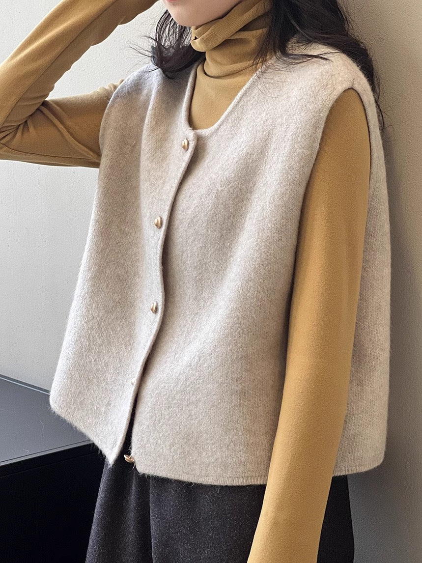 Sanfte Strickweste mit Rundhalsausschnitt und schmaler Passform