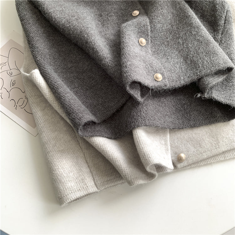 Sanfte Strickweste mit Rundhalsausschnitt und schmaler Passform