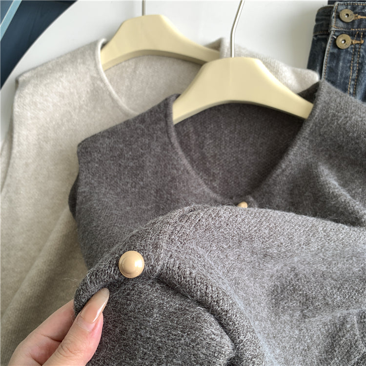 Sanfte Strickweste mit Rundhalsausschnitt und schmaler Passform