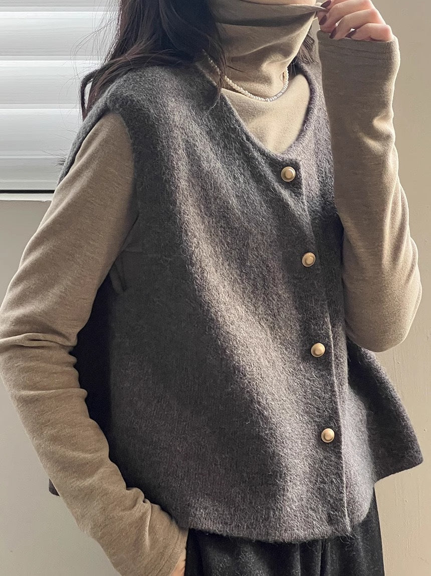 Sanfte Strickweste mit Rundhalsausschnitt und schmaler Passform