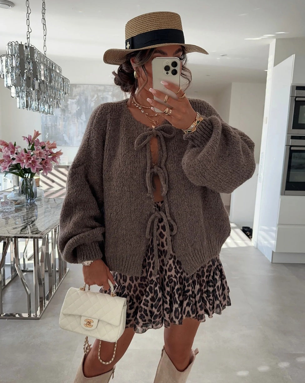 Einfache Strickjacke mit Rundhalsausschnitt für den Weg zum Arbeitsplatz