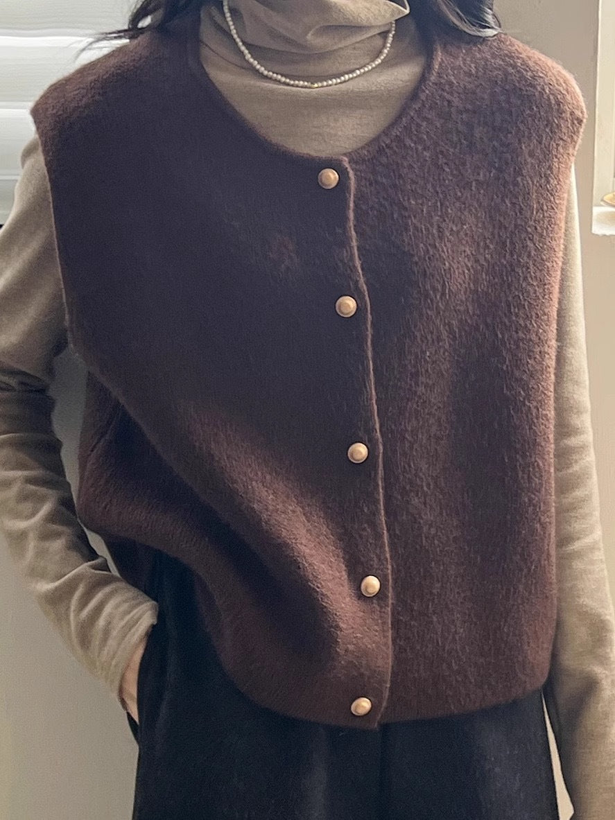 Sanfte Strickweste mit Rundhalsausschnitt und schmaler Passform